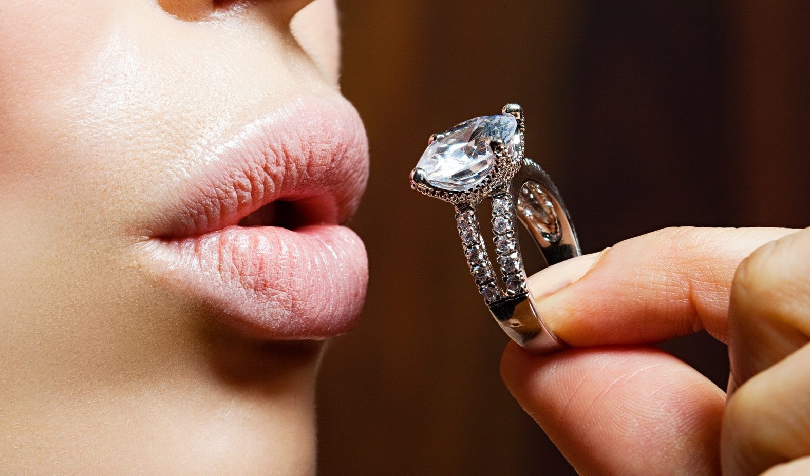 Ly do thuc su de bo tien mua kim cuong hinh anh