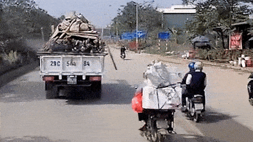 Xe tai khong buoc day khien mieng go roi giua duong day nguy hiem hinh anh