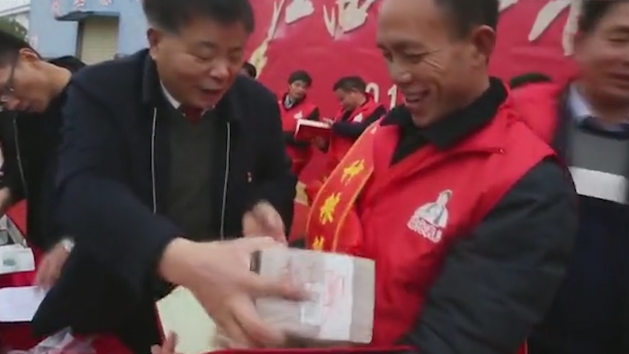 Nong dan Trung Quoc nhan gan 800.000 USD tien thuong Tet hinh anh