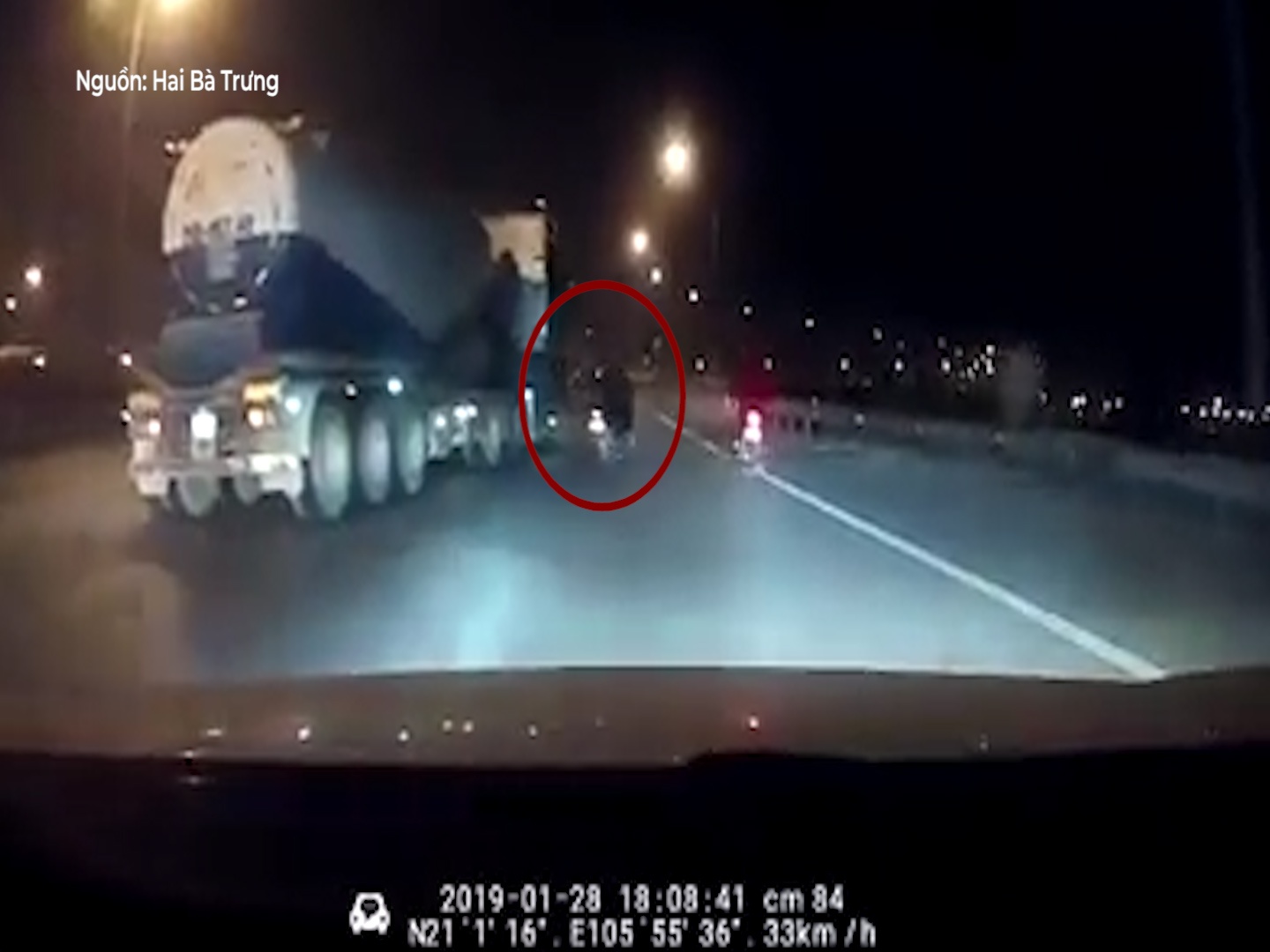 Container chen ep, tai xe xe may danh lai cuu minh trong gang tac hinh anh