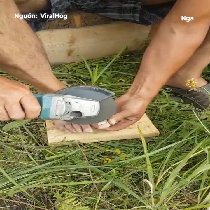 Nguoi dan ong Nga mai mong chan bang may cat be tong hinh anh