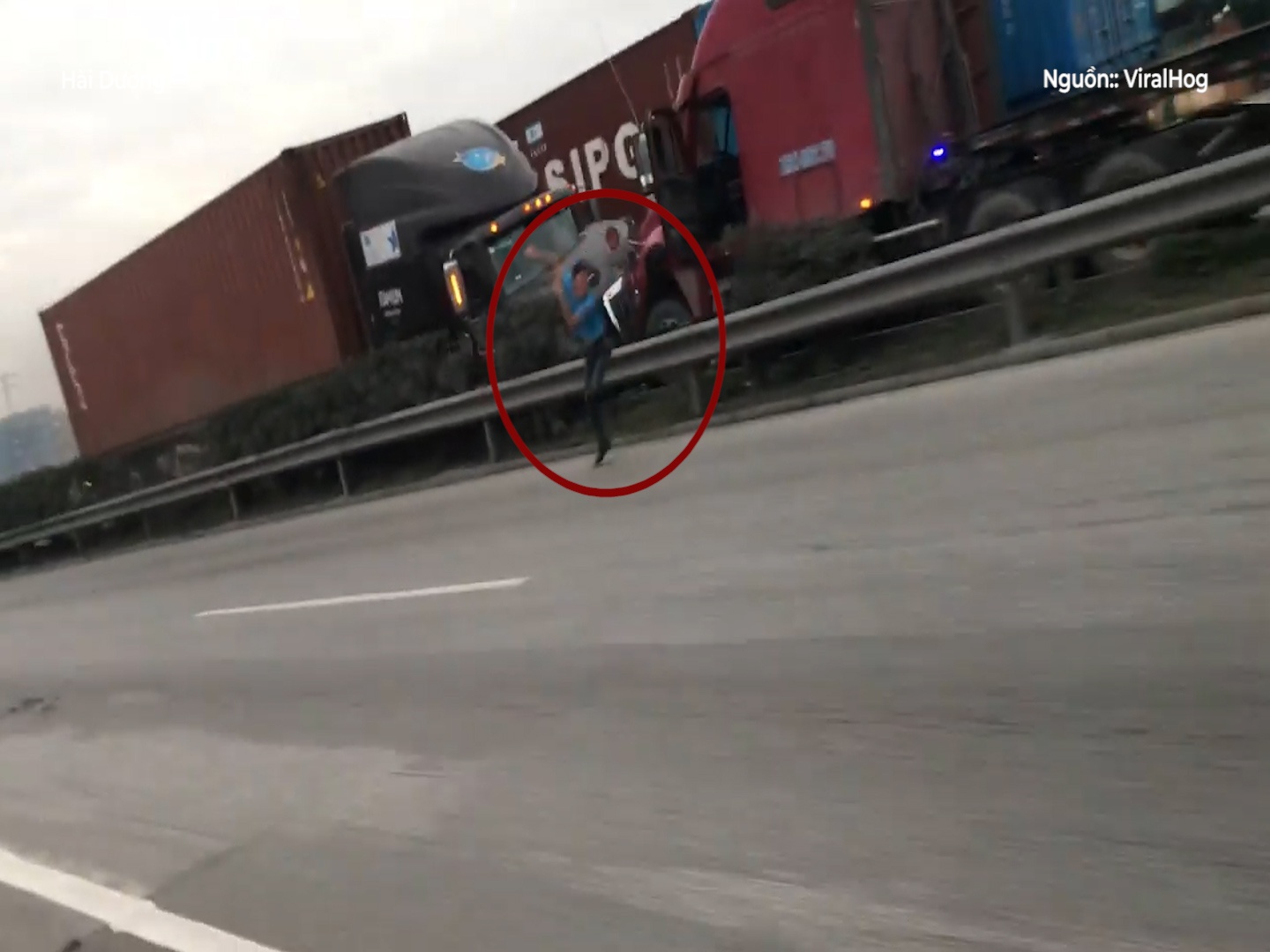 Tai xe lao khoi cabin truoc khi bi container tong nat dau xe hinh anh