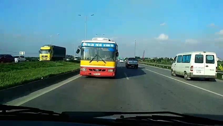 Su that phia sau chiec xe bus di lui gan 70km/h tren cao toc hinh anh