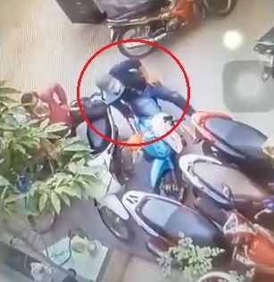 Hai ten trom phoi hop trom xe may roi tinh bo bo di hinh anh