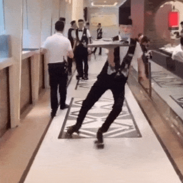 Chay ban bang patin, chang phuc vu te thang cang giua nha hang hinh anh