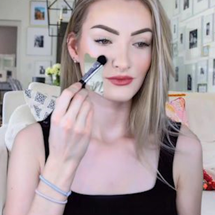 Nghe si bien hoa guong mat tro nen vo hinh hinh anh