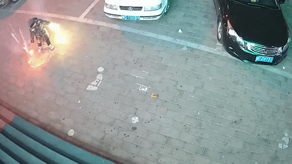 Quang phao sang xuong mieng cong khien mat dat no tung hinh anh