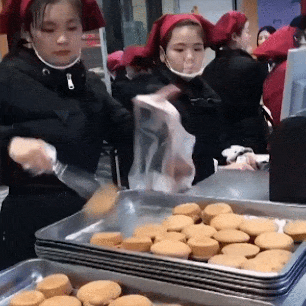 Nhung man lam viec 'chuan nhu may' cua cac cong nhan vien hinh anh