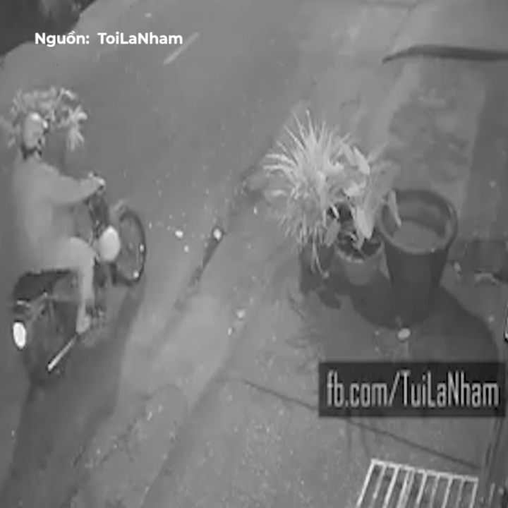 Tai xe trom kieng tet dat truoc nha luc nua trong dem hinh anh