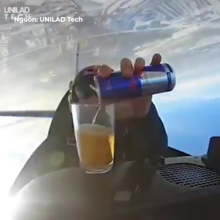 Phi cong thuong thuc nuoc ngot tren may bay dang luon vong hinh anh