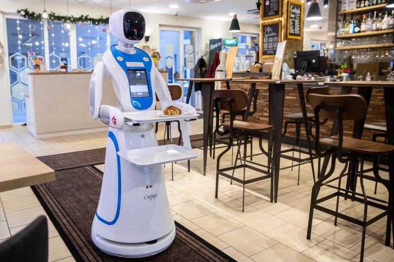 Robot phuc vu tai quan ca phe o Budapest, Hungary hinh anh