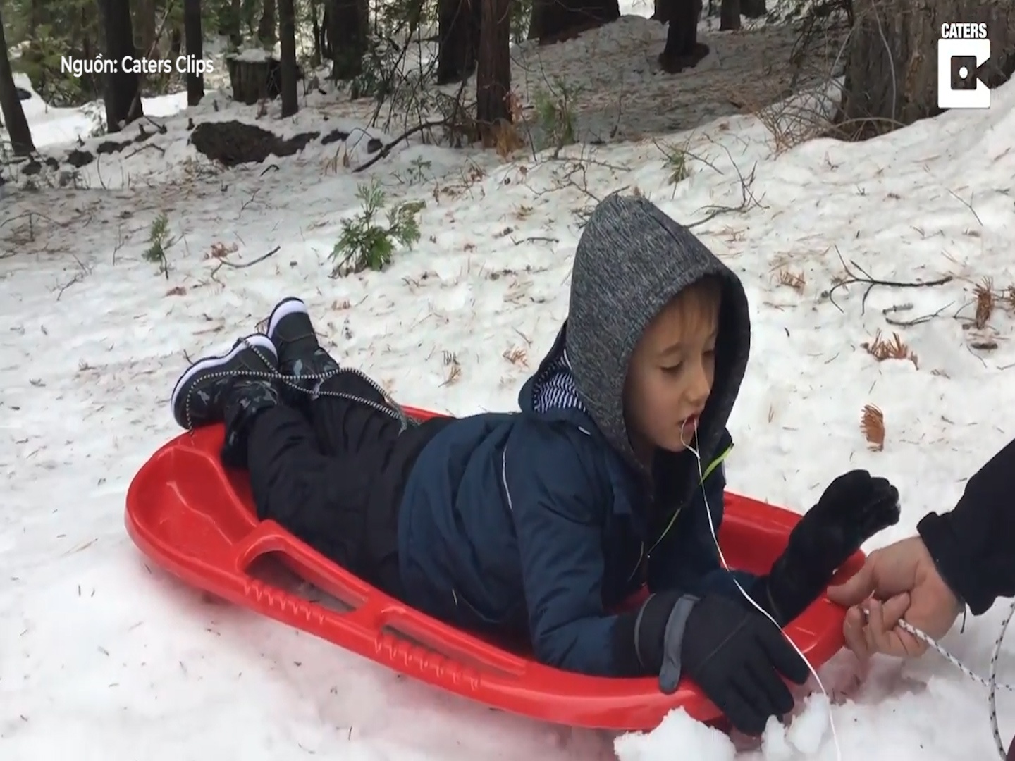 Cau be tha doc tren tuyet de be rang sau hinh anh