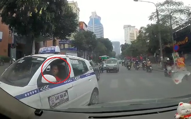 Taxi vuot au, lan lan roi nho nuoc bot vao oto di nguoc chieu hinh anh