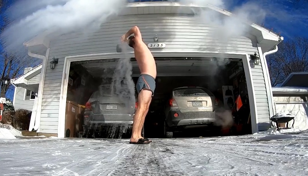 Hat nuoc soi len troi lanh de quay clip, thanh nien lam bong luon chan hinh anh