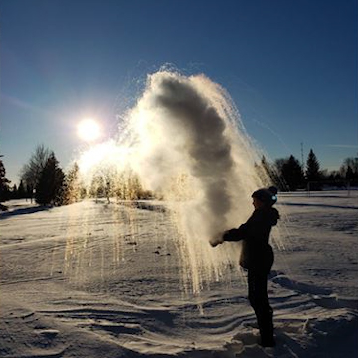 Nuoc soi dong thanh bui trang xoa ngay khi hat len ngoai troi lanh hinh anh