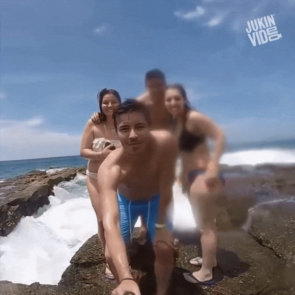 Nhung khoanh khac bi song vo mat hai huoc cua nguoi di bien hinh anh