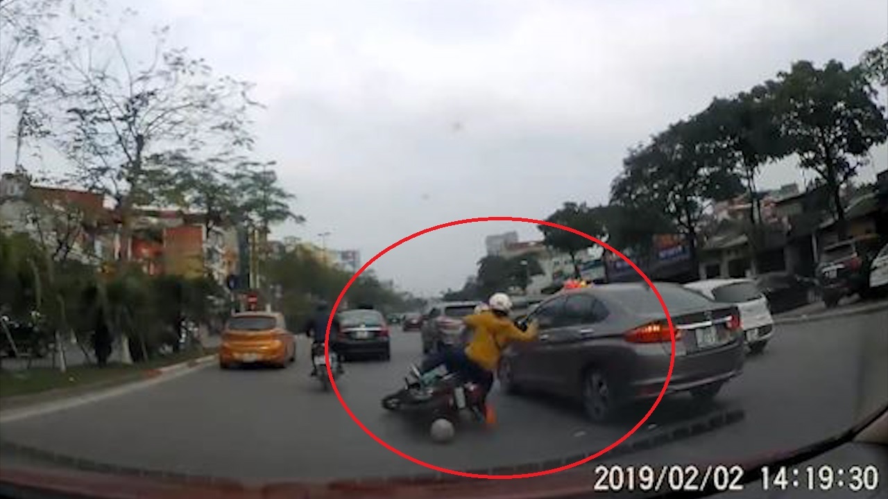 Qua bong vang ra giua duong, khien xe may nga nhao hinh anh