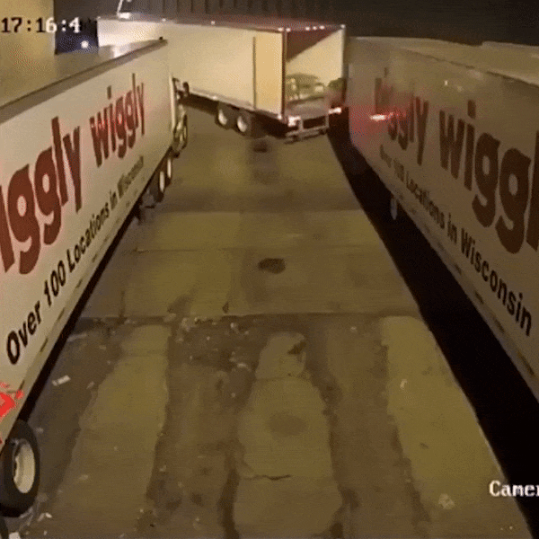 Tai xe container va mo hoi de cho luon xe vao khe hep hinh anh