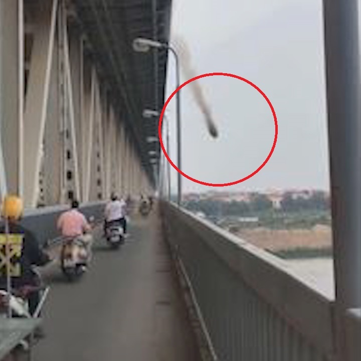 Nguoi di xe may bi hat cat tu tren cao o cau Thang Long hinh anh