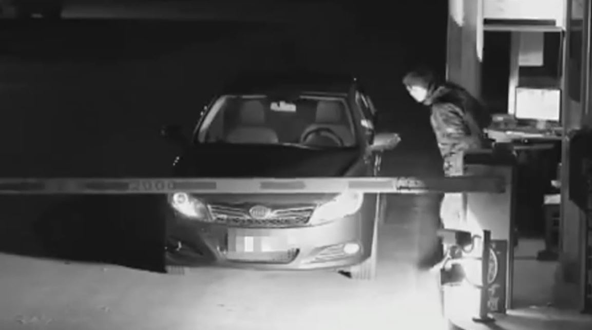 Nhan vien tram thu phi bo chay khi thay xe 'ma' dung truoc barrier hinh anh