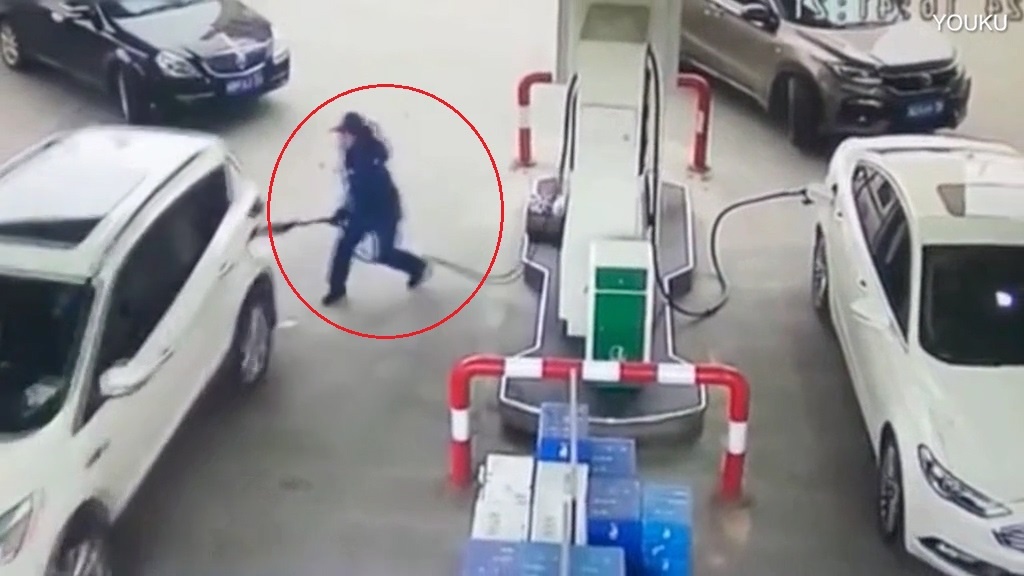 Chua rut voi bom, nu tai xe Trung Quoc keo do ca cay xang hinh anh