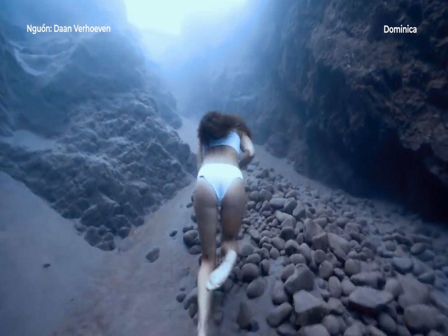 VDV om chat da, vuot chuong ngai vat o ho sau gan 20m hinh anh