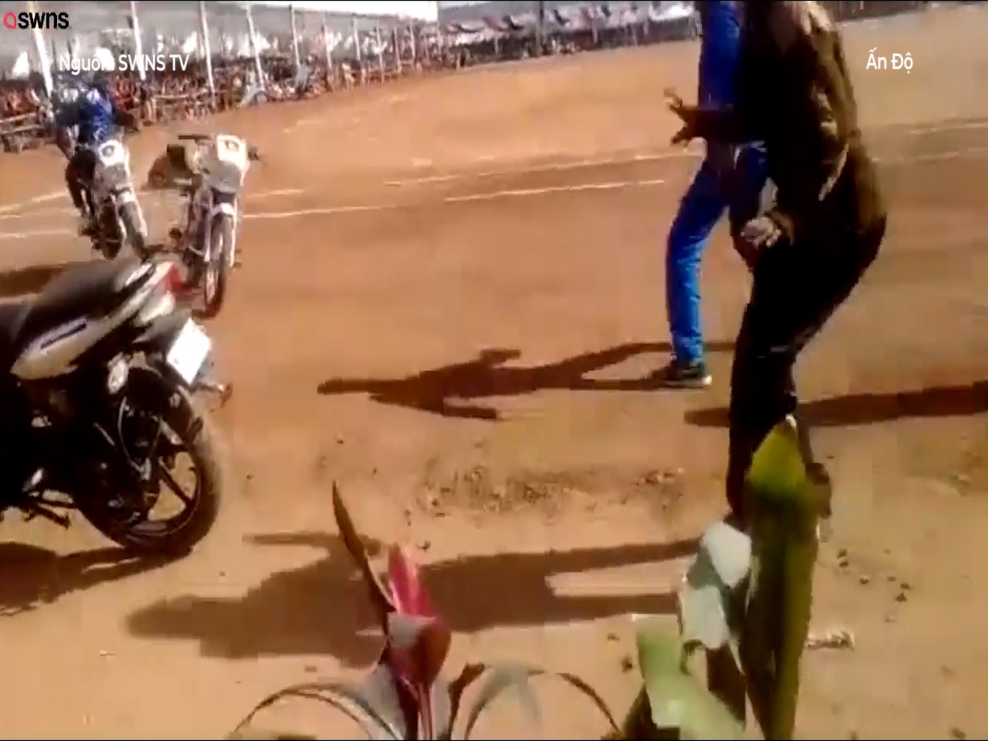 Dien vien dong the gap nan khien motor lao thang vao khan gia o An Do hinh anh