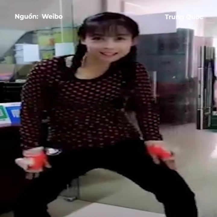 Vu cong xinh dep xoay dau trong nhu robot hinh anh