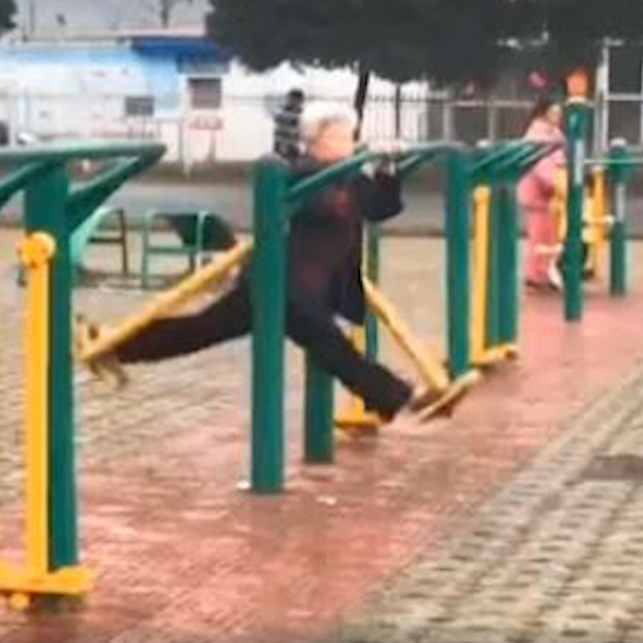 Cu ba tap the duc deo nhu vu cong hinh anh