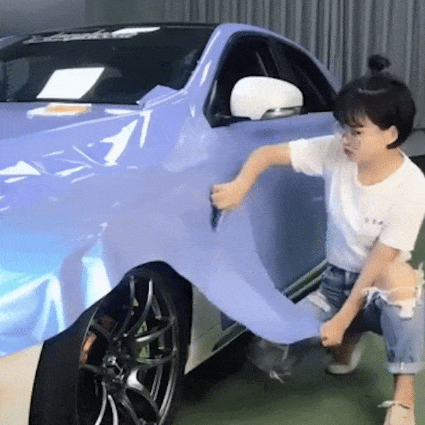 Co gai voi doi tay kheo leo, dan decal xe chuan khong ti vet hinh anh