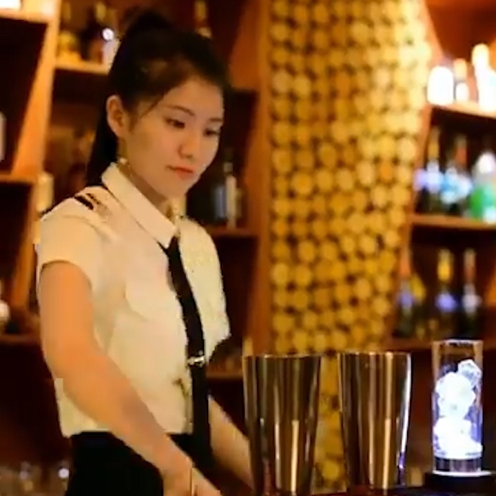 Nu bartender xinh dep voi nhung chieu pha che ruou hiem thay hinh anh