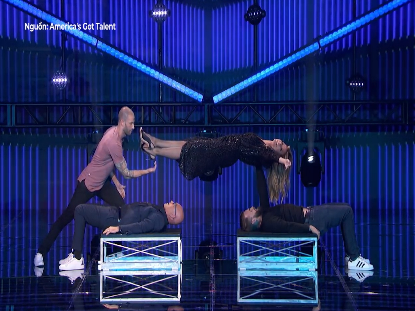 Thi sinh thach thuc trong luc khi giu vi giam khao lo lung tren khong hinh anh