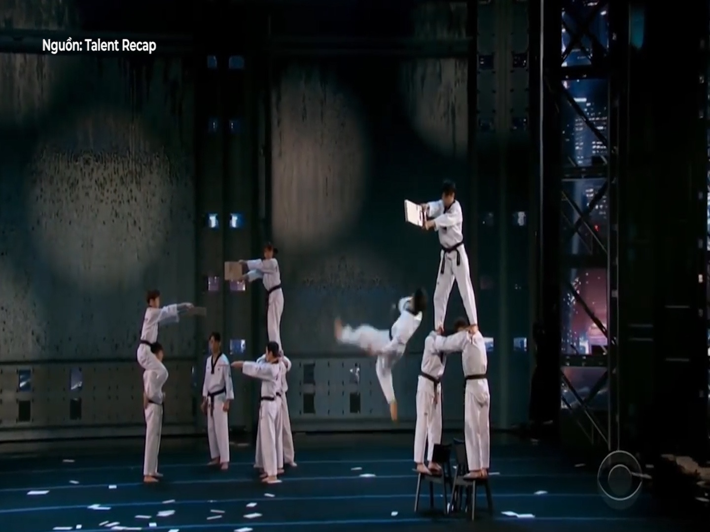 Vo sinh Taekwondo bay nguoi 'cat ngot' go mieng tren khong hinh anh