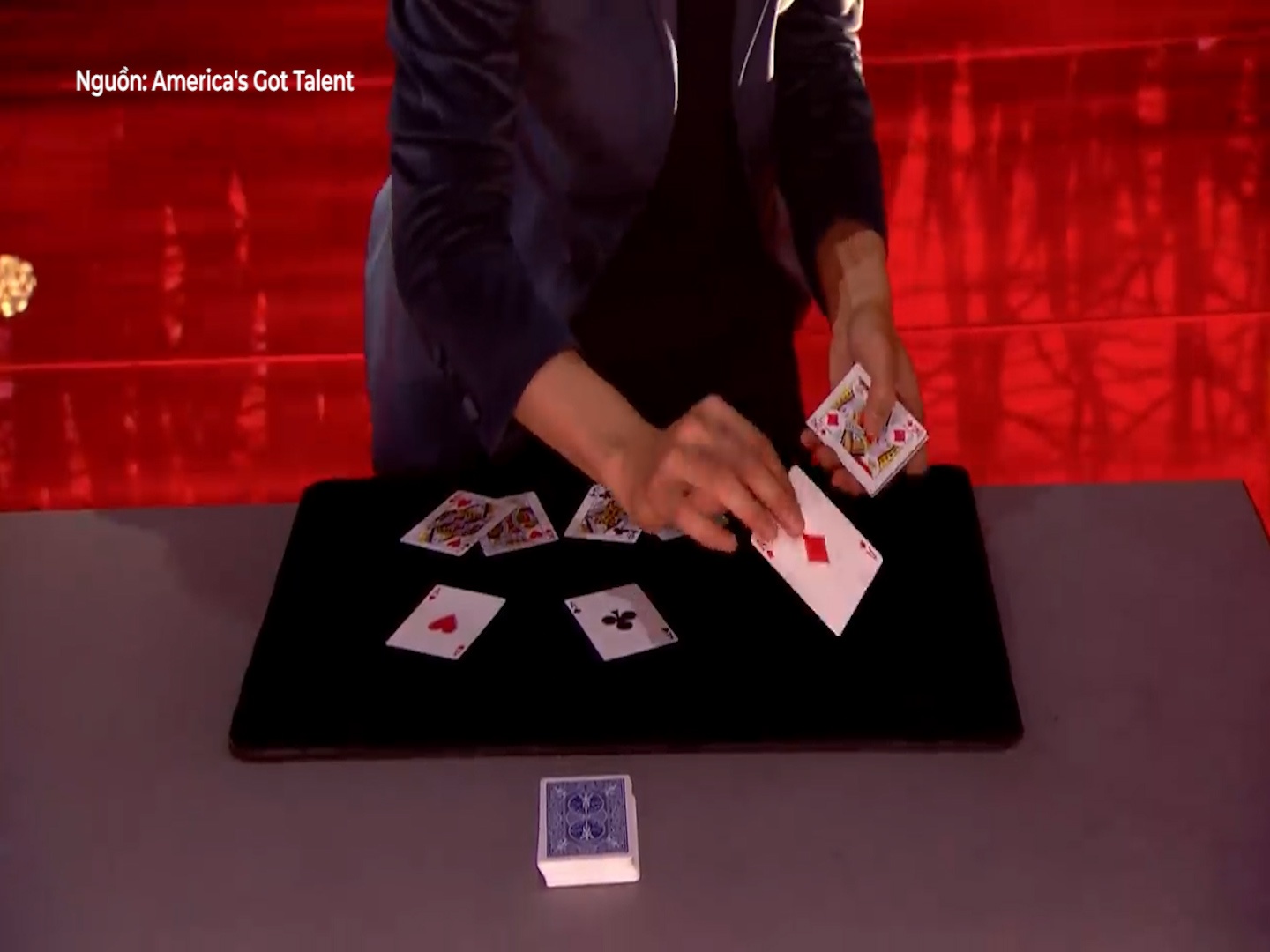 Ao thuat gia bien ao bai tay ngay truoc mat ban giam khao hinh anh