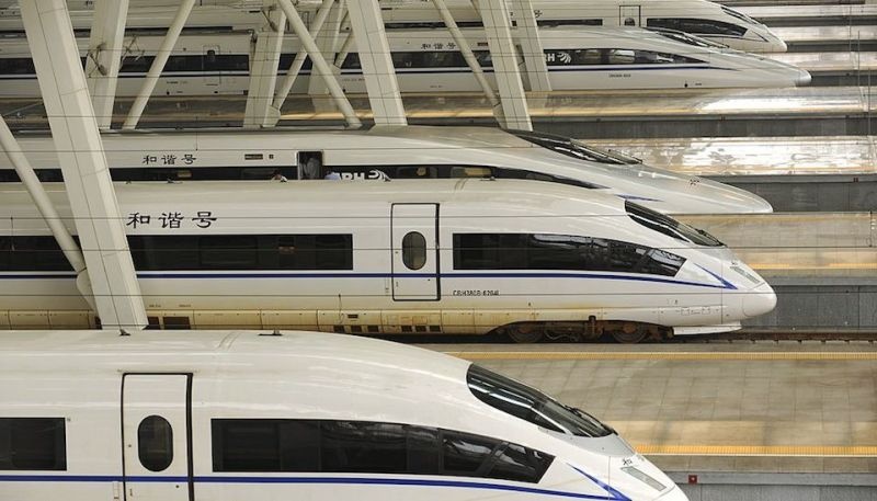 Tau vien dan va tau 'ngu cham', hai guong mat cua duong sat Trung Quoc hinh anh