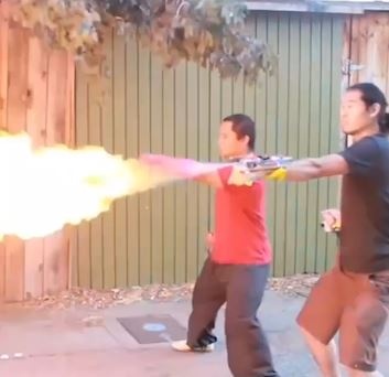 Chang trai che tao thiet bi phun lua gan tren tay hinh anh