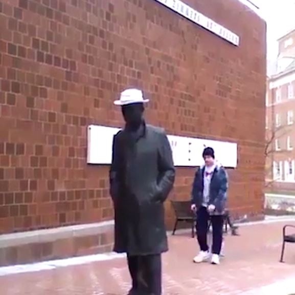 Nhung buc tuong khien nguoi di duong phat khiep hinh anh