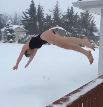 Co gai thu thach suc chiu dung boi giua dong tuyet day hinh anh