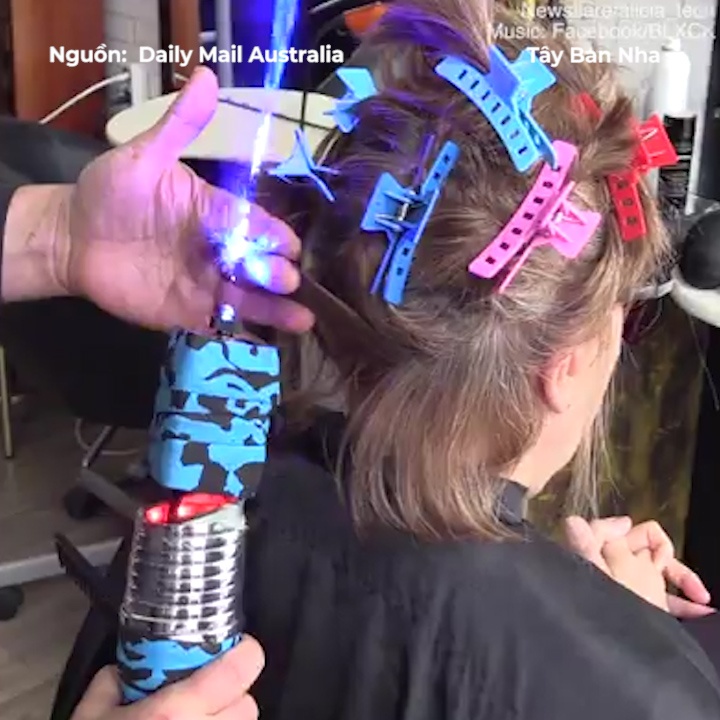 Tho toc dung sung laser lam dep cho khach hang tai Tay Ban Nha hinh anh