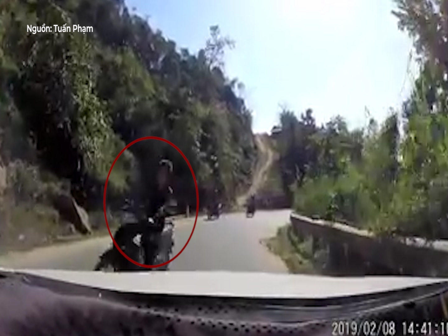 Xe may lao vun vut qua goc cua khuat, suyt tong thang vao dau oto hinh anh