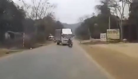 Lang lach danh vong, 2 thanh nien tong vao dau container hinh anh