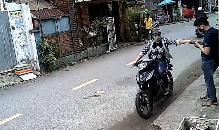 Dung dien thoai o tram xe buyt, thanh nien bi cuop trong tich tac hinh anh