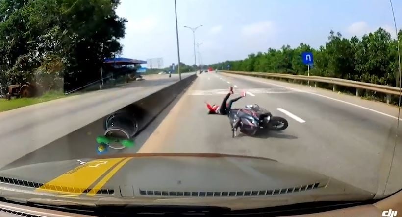 Tranh xe khach dang dung, co gai di xe may nga vao dau oto hinh anh