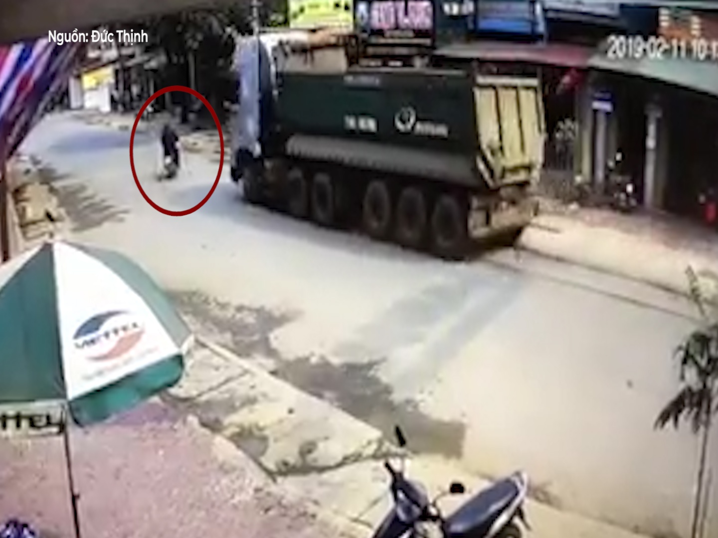 Ne xe may, xe tai lach thang vao nha dan hinh anh