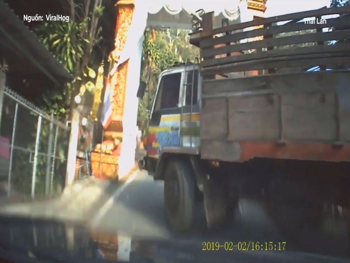 Lui xe au, tai xe tong lien hoan moi thu ben duong tai Thai Lan hinh anh