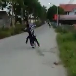 Co boc dau xe 3 lan, thanh nien cuoi cung phai te lan ra via he hinh anh