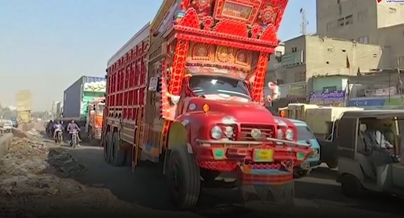 Nghe thuat trang tri xe tai gia hang chuc nghin USD o Pakistan hinh anh