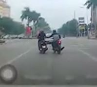 Ten cuop chay xe may giat dien thoai ngay tren duong hinh anh