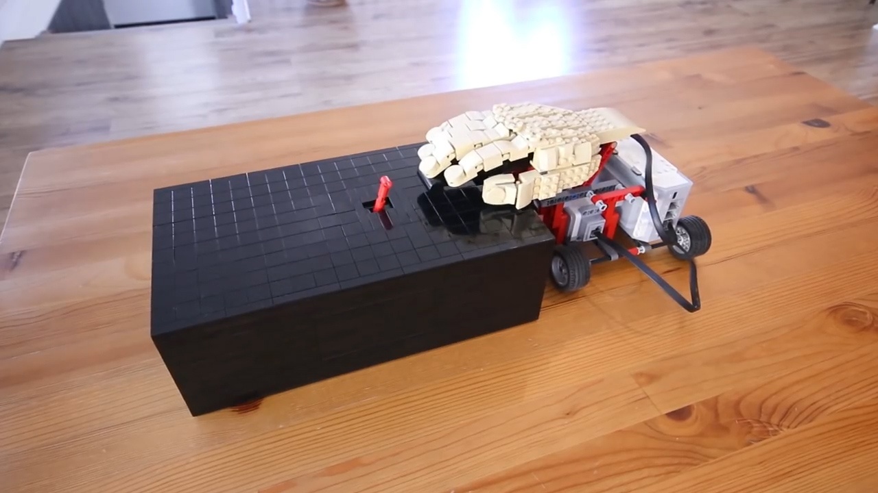 Tran ty vo cang thang giua 2 con robot duoc lam bang LEGO hinh anh