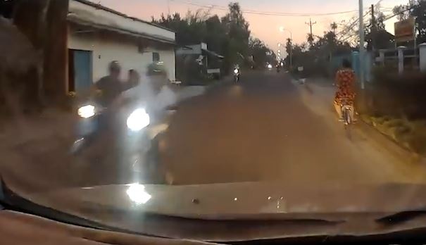 Va quet voi xe may khien tai xe lac tay lai dam vao oto hinh anh